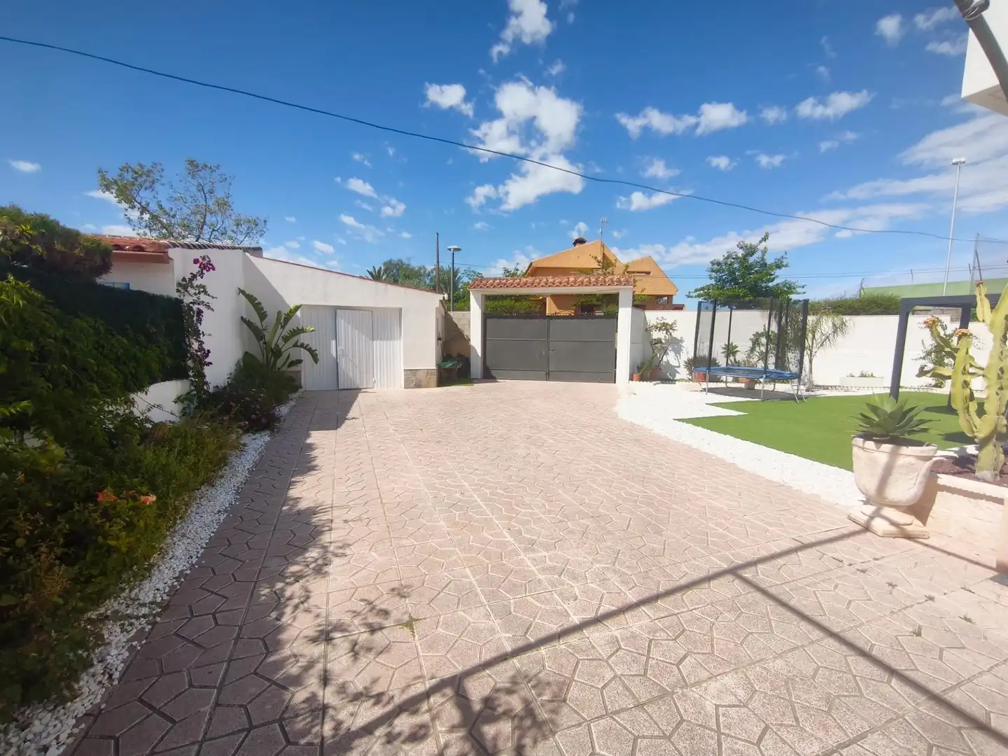Vista exterior de Casa o chalet en venta en San Vicente del Raspeig / Sant Vicent del Raspeig con Piscina comunitaria