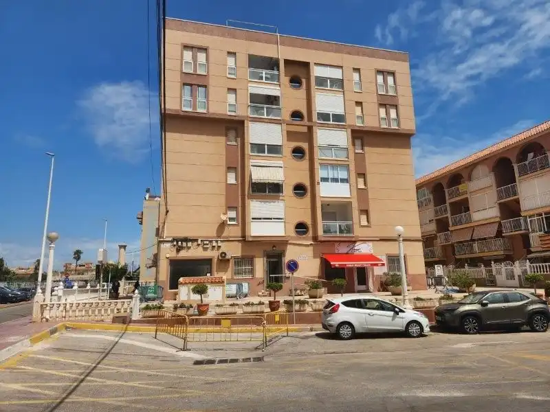 Vista exterior de Apartament en venda en Torrevieja amb Aire condicionat, Moblat i Piscina comunitària