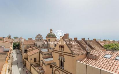 Vista exterior de Àtic en venda en Mataró amb Aire condicionat, Terrassa i Balcó