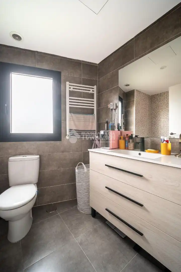 Baño de Casa adosada en venta en Mejorada del Campo con Alarma y Piscina comunitaria