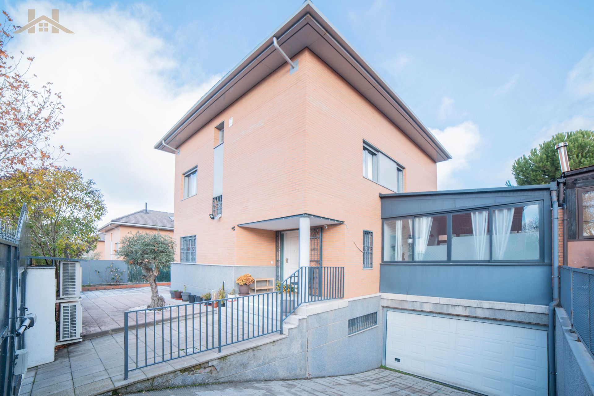 Exterior view of House or chalet for sale in Arroyomolinos (Madrid)  with Air Conditioner, Heating and Private garden