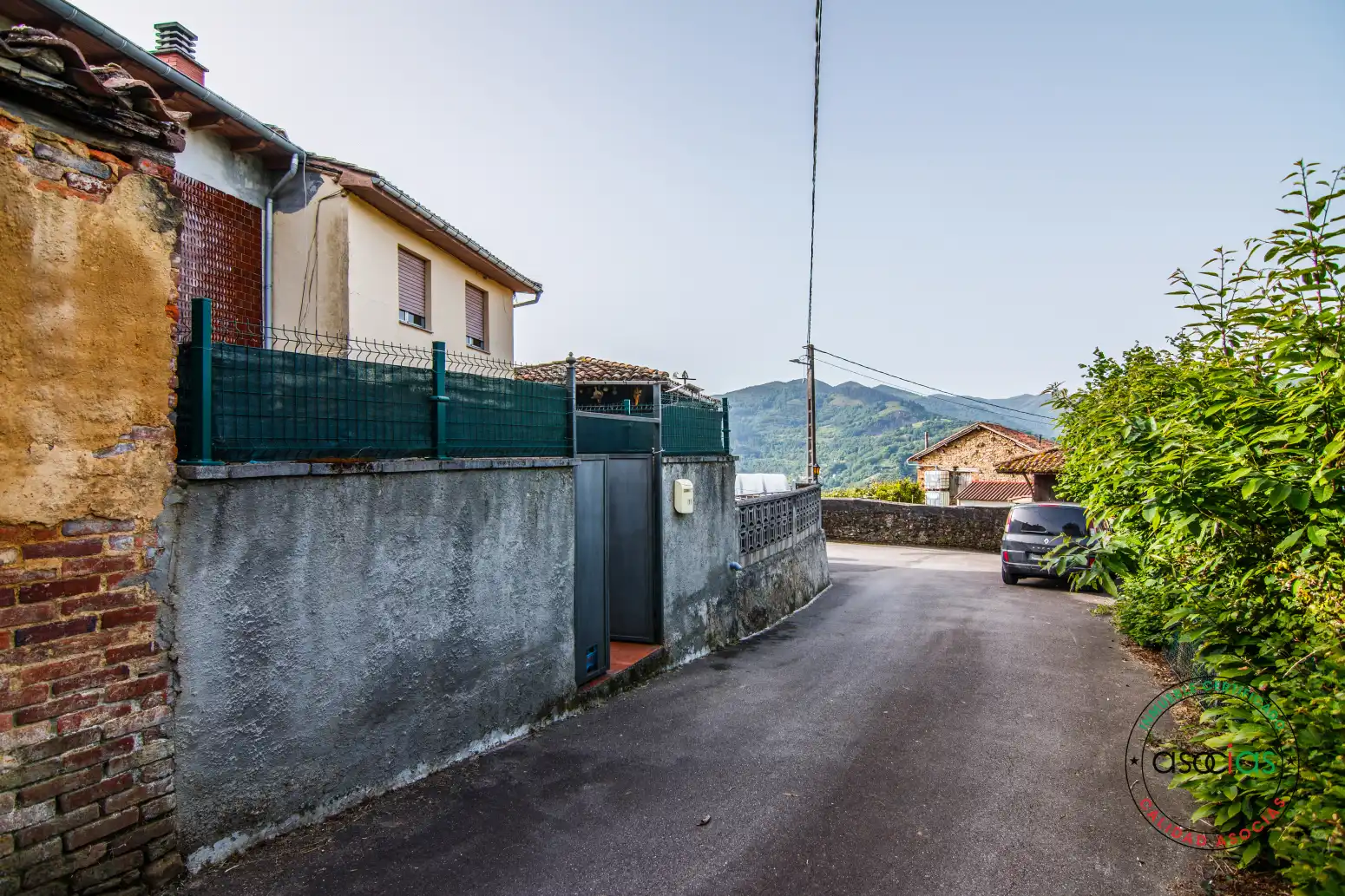 Vista exterior de Casa o xalet en venda en San Martín del Rey Aurelio amb Calefacció, Jardí privat i Terrassa