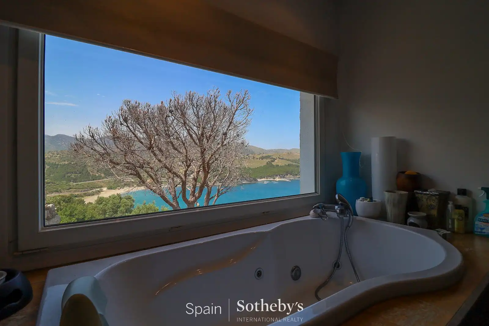 Bathroom of Houses for sale in Llançà  with Air Conditioner, Heating and Private garden