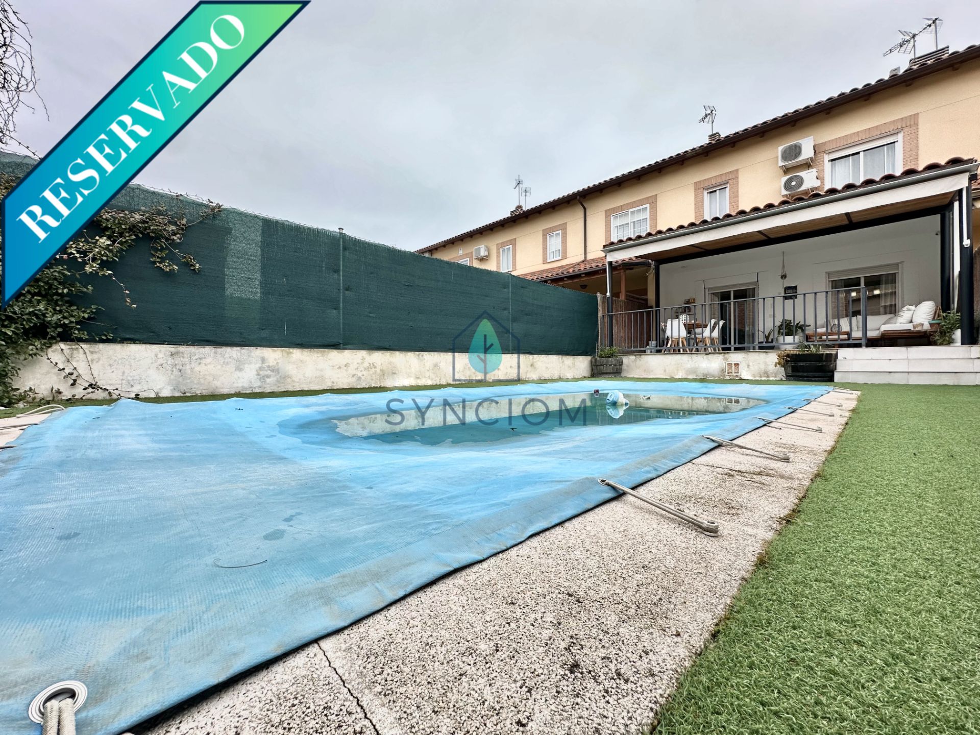 Piscina de Casa adosada en venda en Yeles amb Aire condicionat, Calefacció i Jardí privat