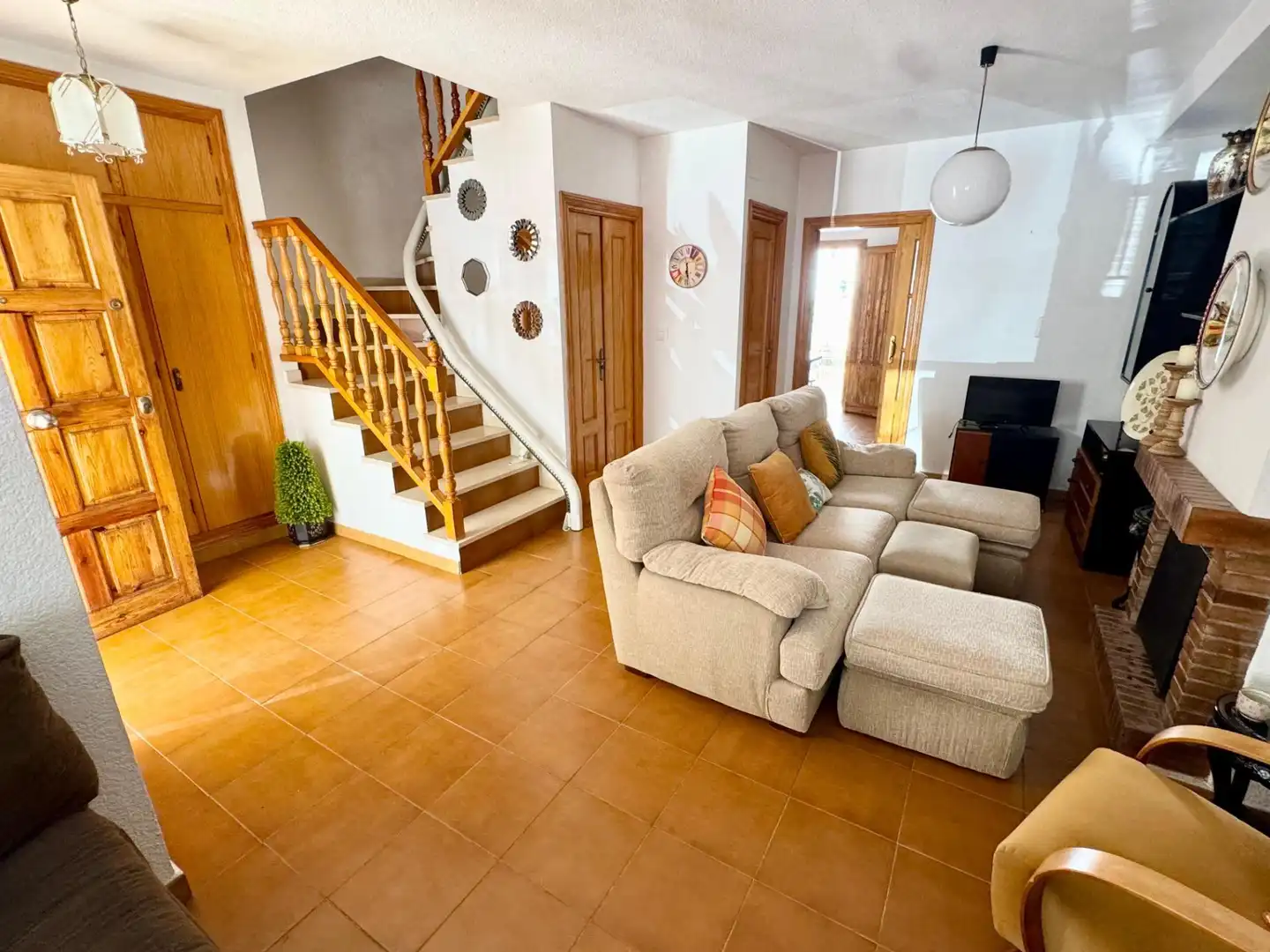 Sala d'estar de Casa adosada en venda en Punta Umbría amb Aire condicionat i Balcó