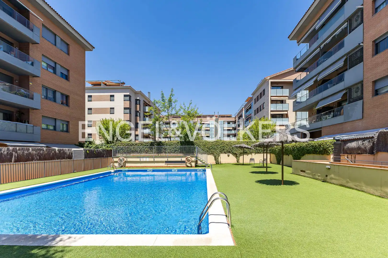 Piscina de Àtic en venda en Castelldefels amb Aire condicionat, Calefacció i Jardí privat