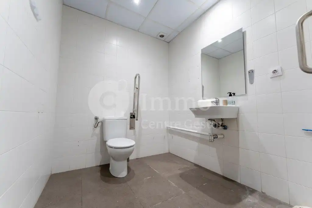 Baño de Local de alquiler en Lleida con Aire acondicionado, Calefacción y Parquet