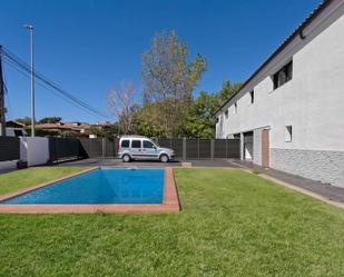 Piscina de Casa adosada en venda en Castellar del Vallès