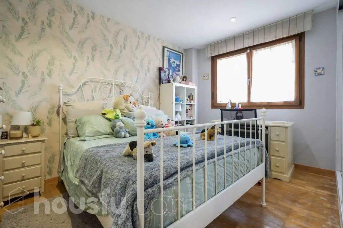 Habitación de Casa adosada en venta en Madrid con Aire acondicionado, Calefacción y Jardín privado