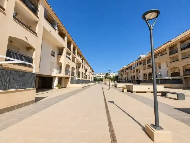 Vista exterior de Piso en venta en Manilva con Terraza, Trastero y Alarma
