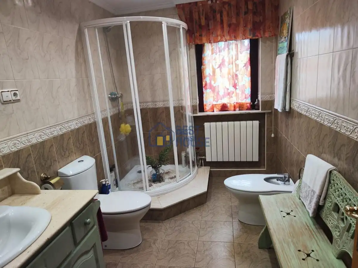 Bany de Casa o xalet en venda en San Andrés del Rabanedo amb Calefacció, Jardí privat i Parquet