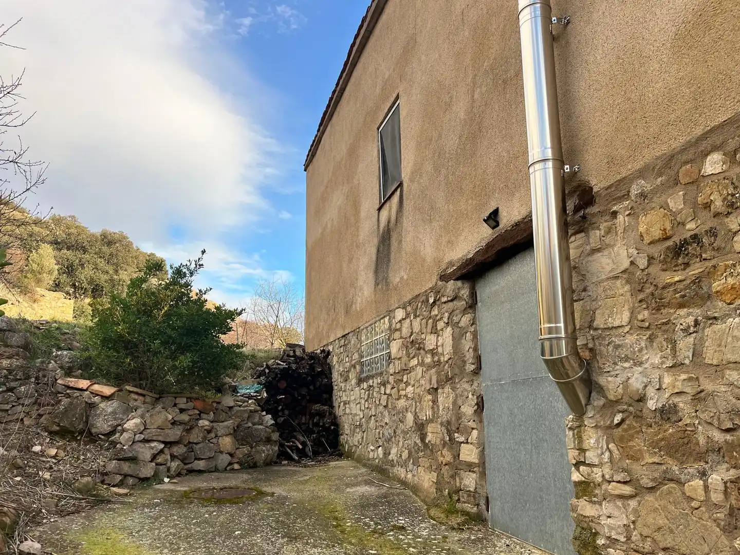 Vista exterior de Casa o xalet en venda en Hoz y Costean amb Calefacció, Terrassa i Traster