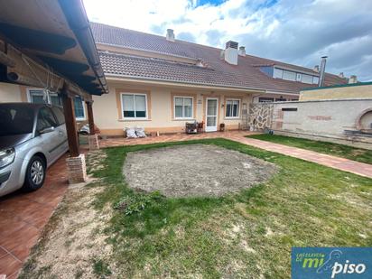 Jardí de Casa adosada en venda en Mojados amb Calefacció, Jardí privat i Terrassa