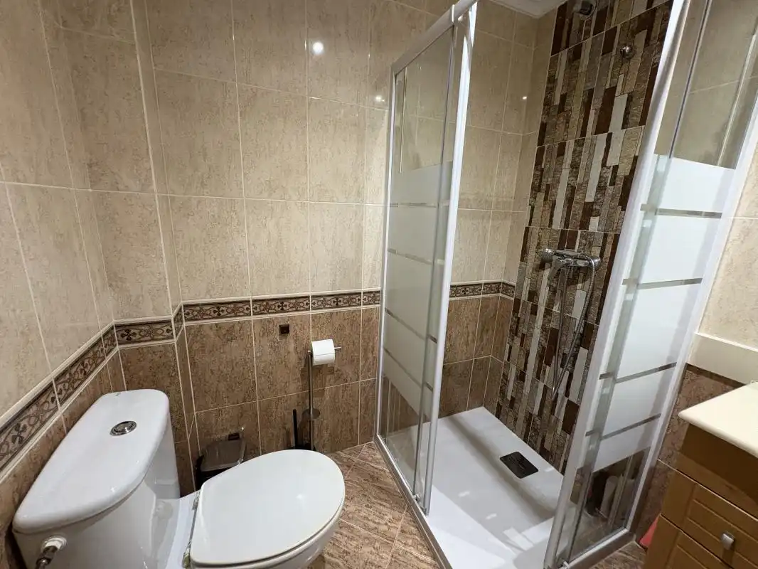 Badezimmer von Einfamilien-Reihenhaus zum Verkauf in Sagunto / Sagunt mit Klimaanlage, Heizung und Terrasse