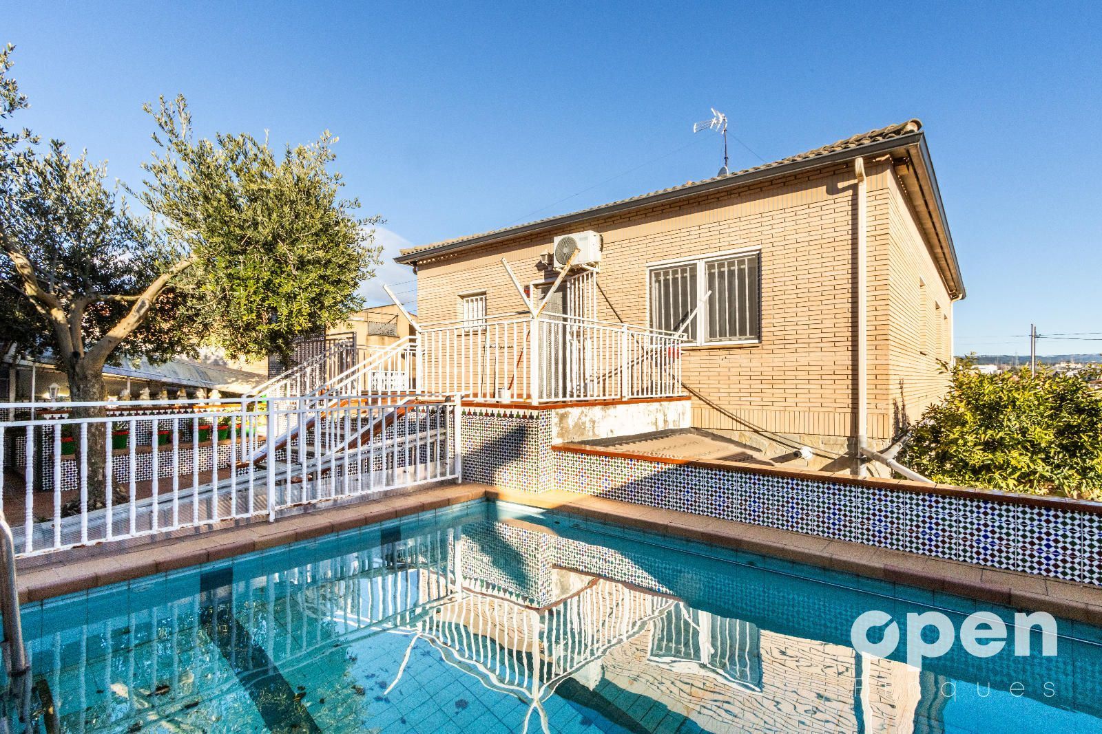 Swimming pool of House or chalet for sale in Terrassa  with Air Conditioner, Heating and Terrace