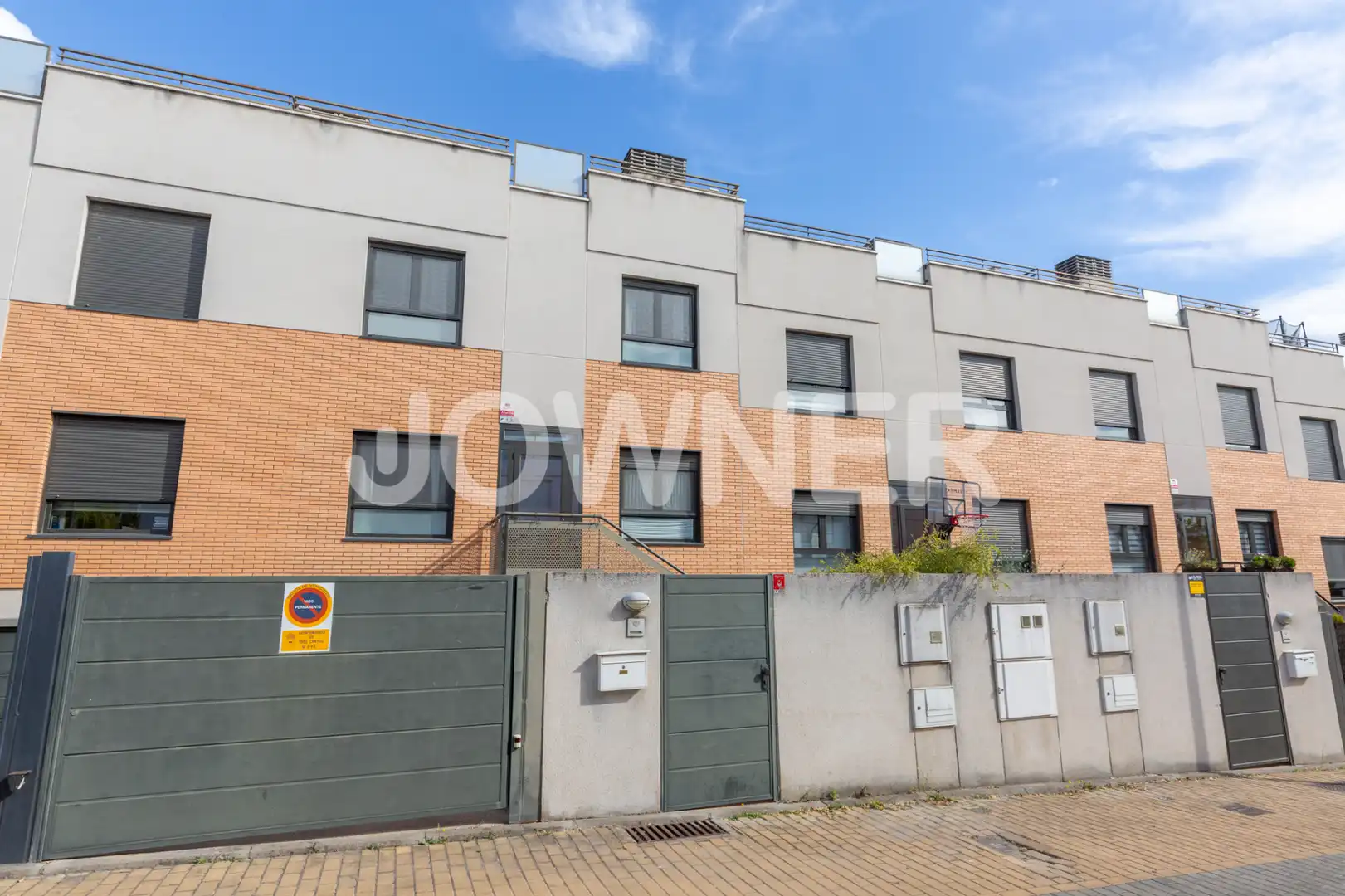 Vista exterior de Casa o xalet de lloguer en Tres Cantos amb Aire condicionat, Jardí privat i Terrassa