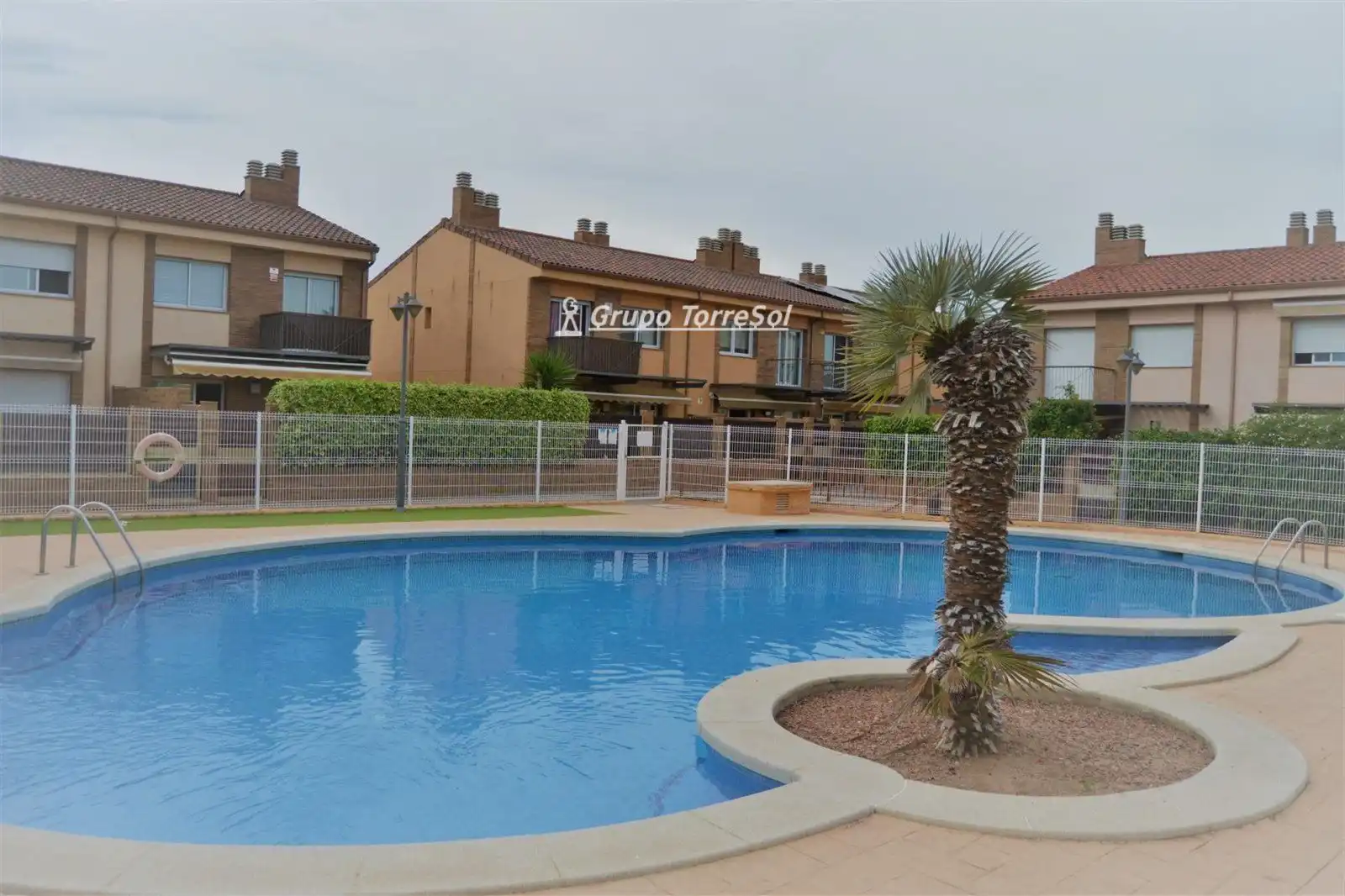 Casa aparellada amb piscina en venda a BERNA