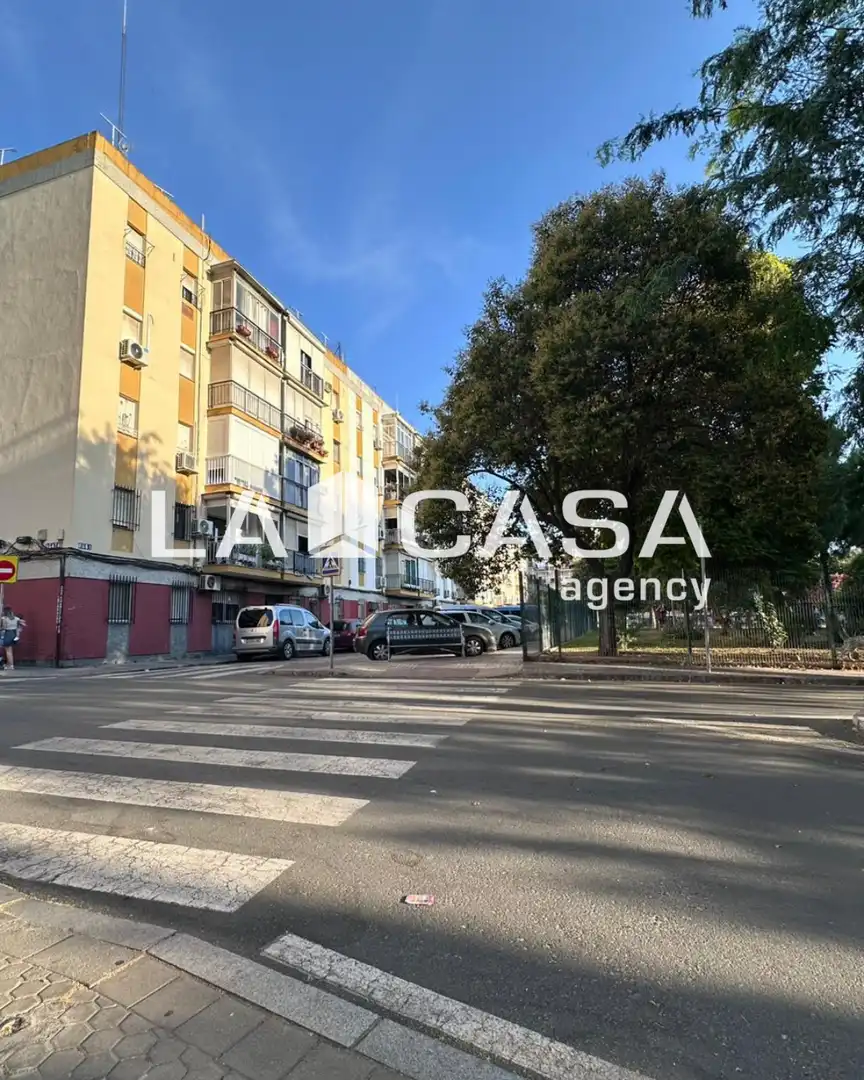Vista exterior de Planta baja en venta en Sevilla