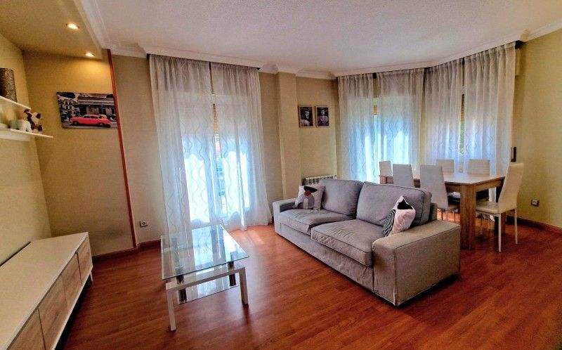 Sala d'estar de Pis de lloguer en El Espinar amb Calefacció, Jardí privat i Moblat