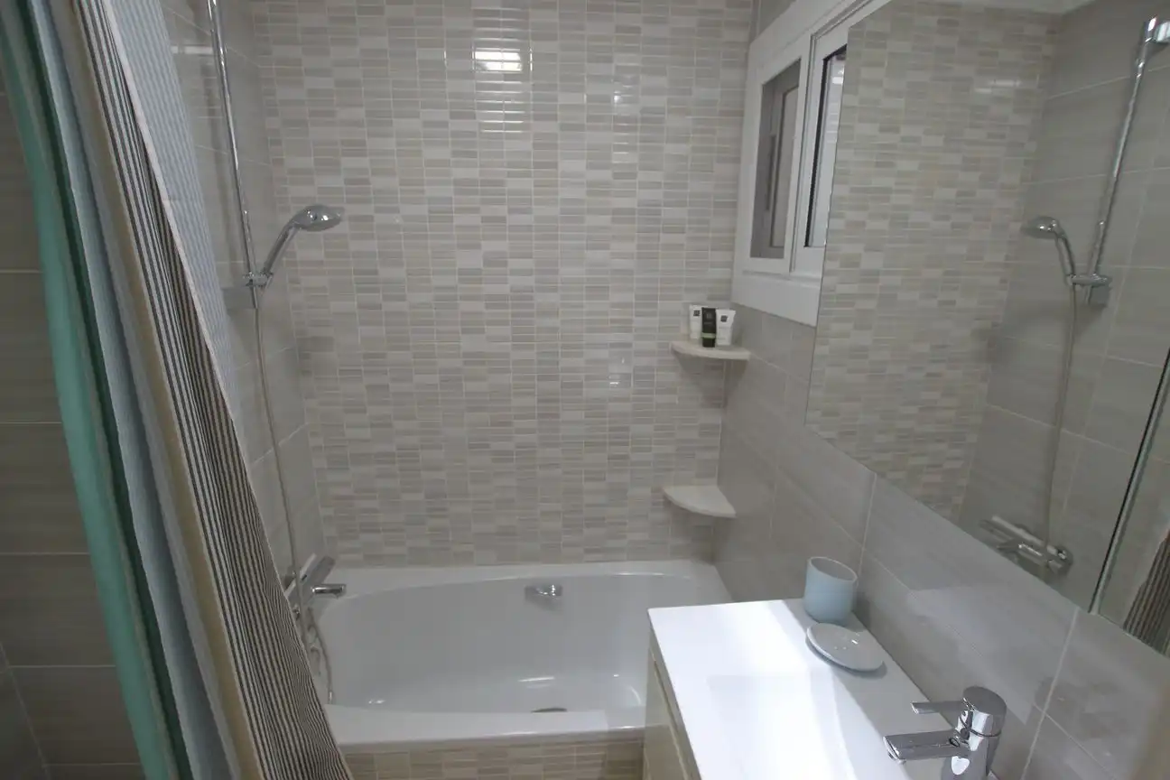 Baño de Apartamento en venta en Benidorm con Aire acondicionado, Calefacción y Jardín privado