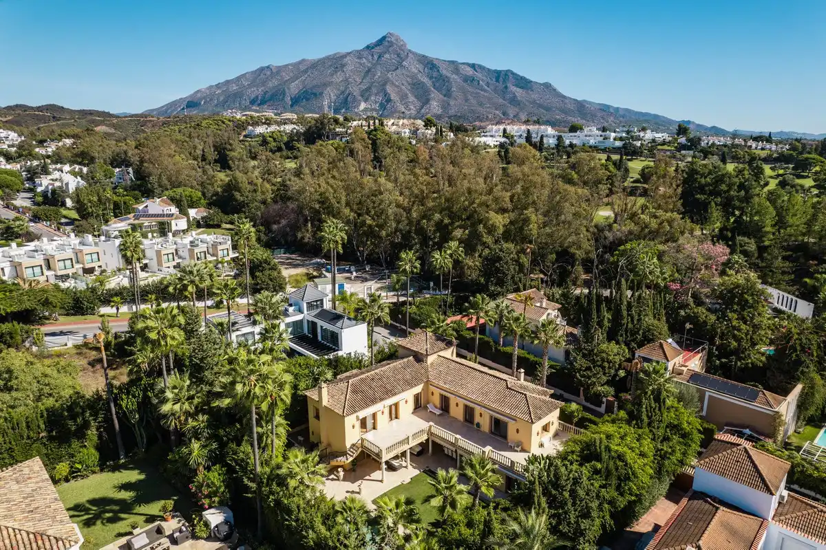 Chalet con piscina en venta en Nueva Andalucía
