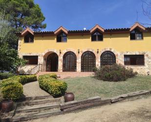 Vista exterior de Finca rústica en venda en Palau-solità i Plegamans amb Aire condicionat, Jardí privat i Terrassa