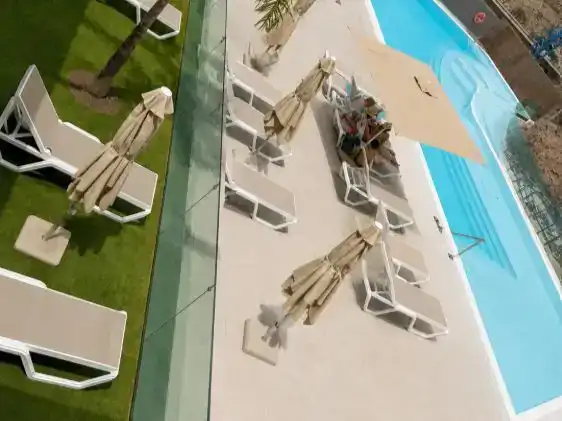 Schwimmbecken von Wohnungen zur Miete in Mogán mit Klimaanlage, Privatgarten und Abstellraum