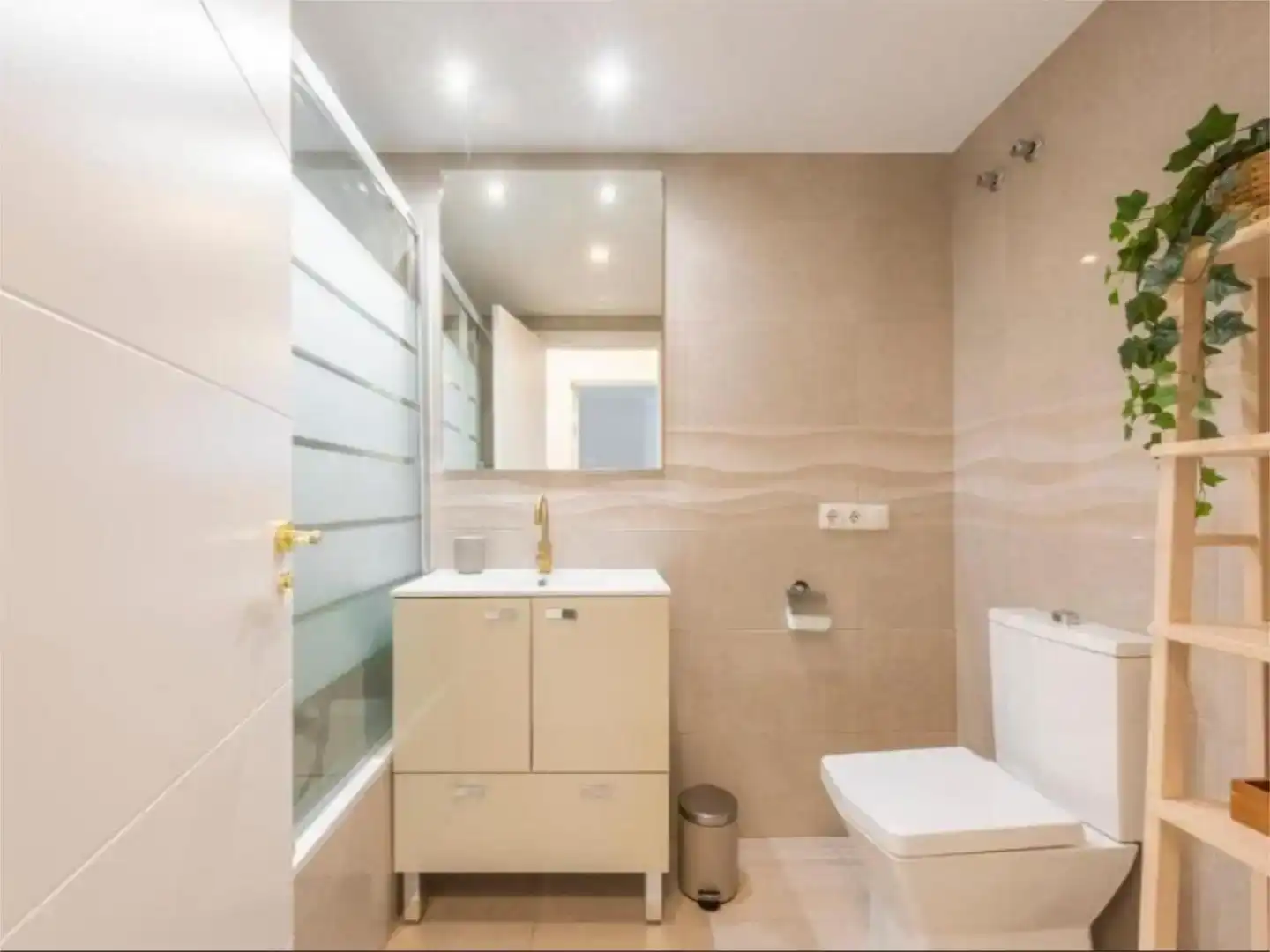 Badezimmer von Wohnung zur Miete in Marbella mit Klimaanlage, Schwimmbad und Balkon