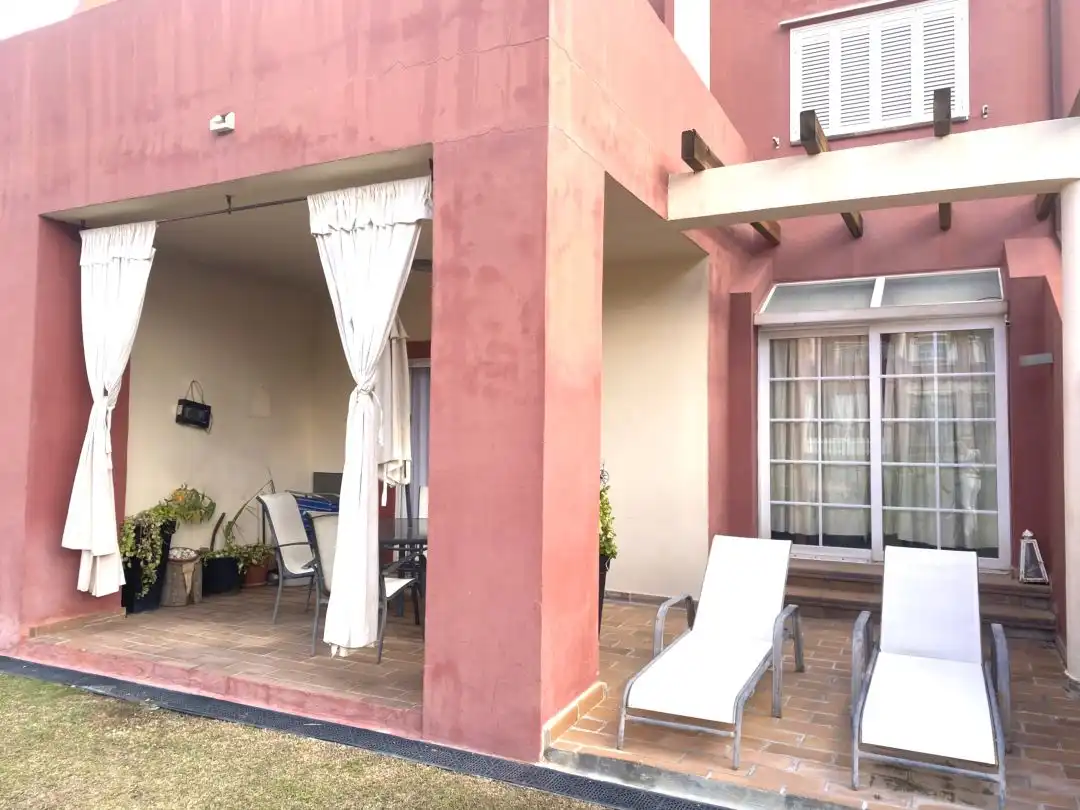 Terrasse von Einfamilien-Reihenhaus zum Verkauf in Sotogrande mit Klimaanlage, Heizung und Privatgarten
