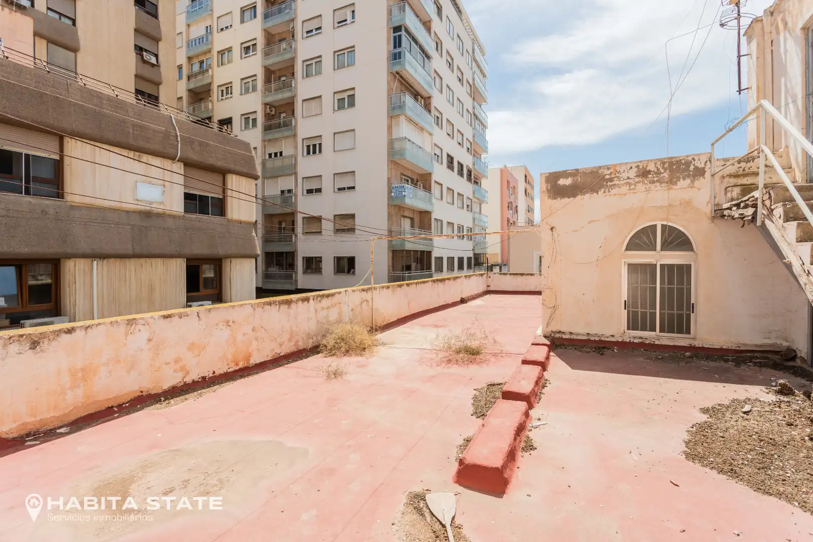 Vista exterior de Edifici en venda en Almería