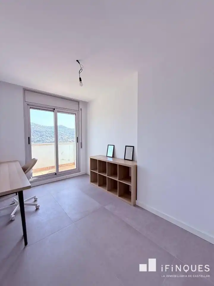 Dormitori de Casa adosada en venda en Castellar del Vallès amb Jardí privat, Terrassa i Balcó