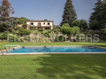 Casa rústica amb piscina en venda a Nord-Oest - Can Noguera