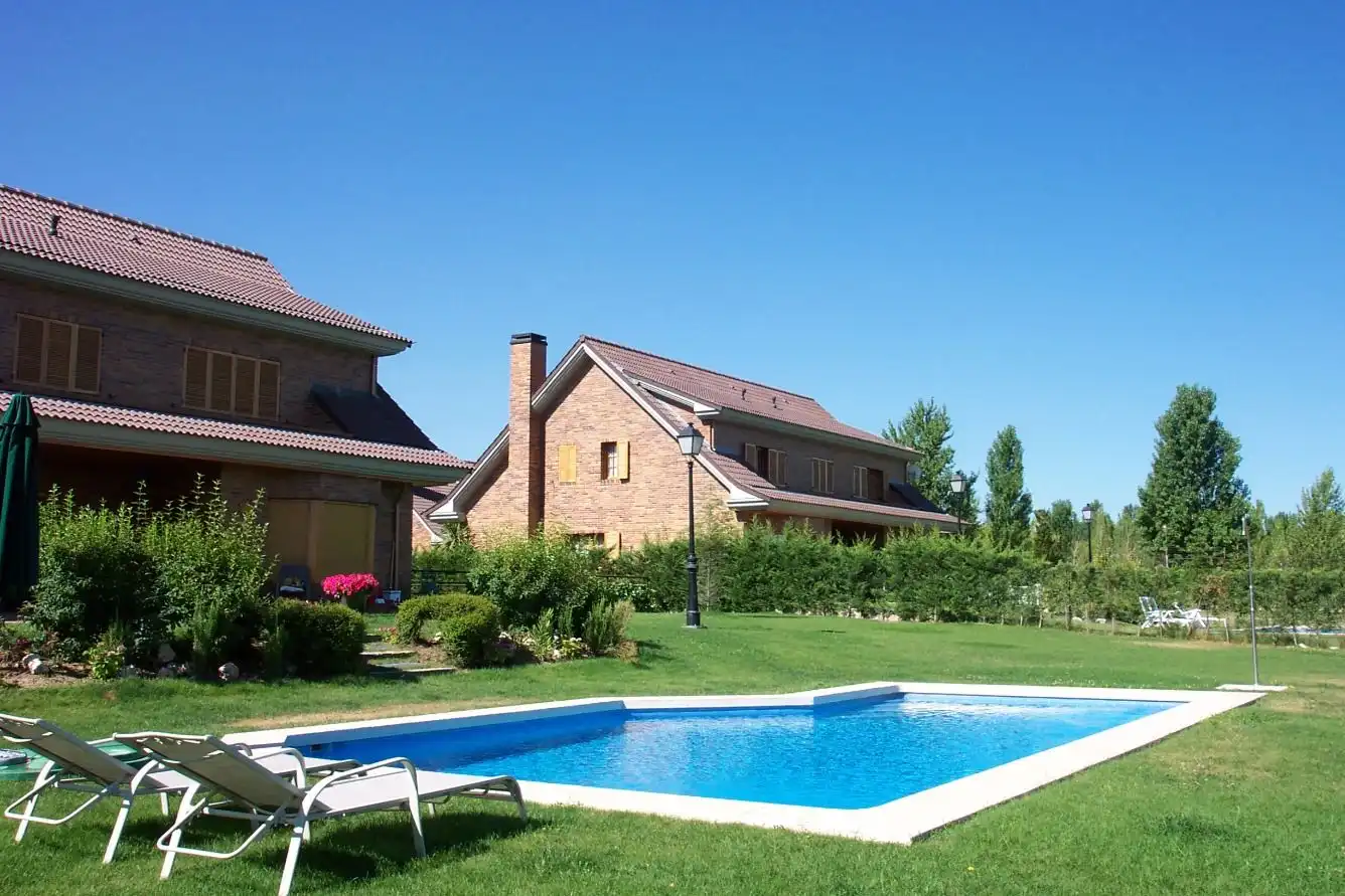 Piscina de Casa o xalet de lloguer en La Moraleja amb Aire condicionat, Calefacció i Jardí privat