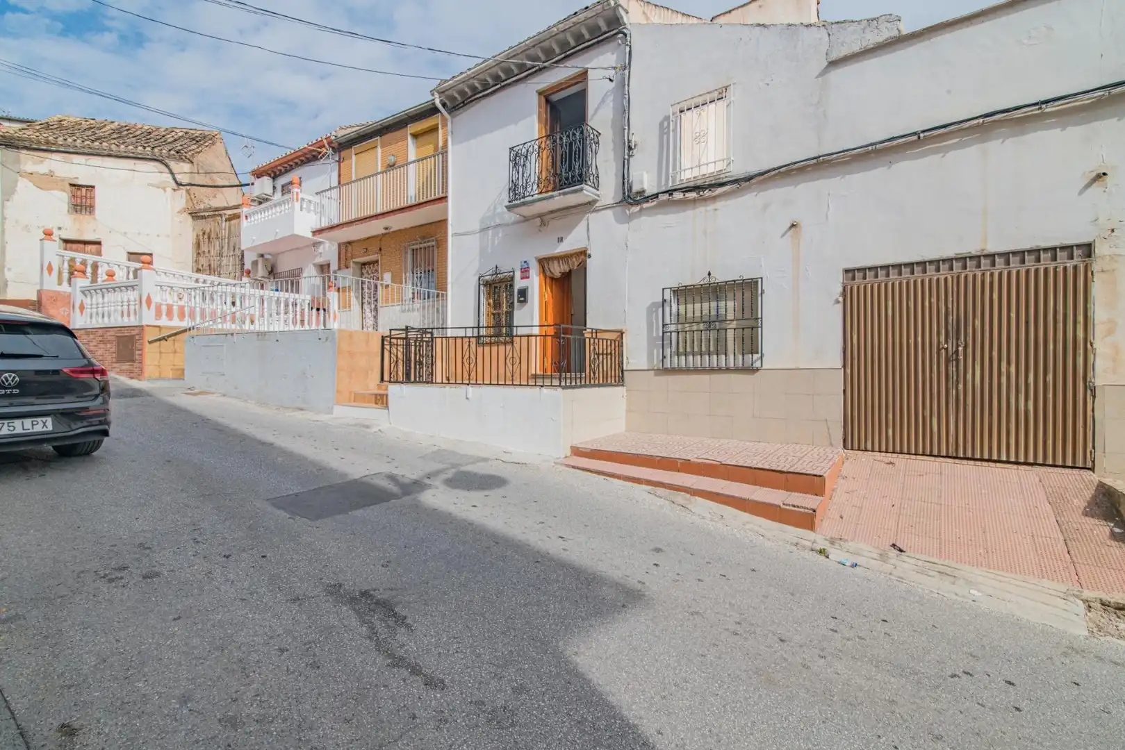 Vista exterior de Casa adosada en venta en Pinos Puente con Terraza, Trastero y Balcón