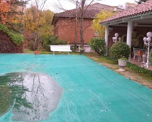 Piscina de Casa o xalet en venda en San Martín de Valdeiglesias amb Calefacció, Jardí privat i Traster