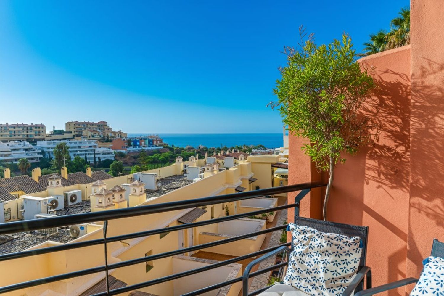 Vista exterior de Estudi en venda en Rincón de la Victoria amb Aire condicionat, Jardí privat i Terrassa
