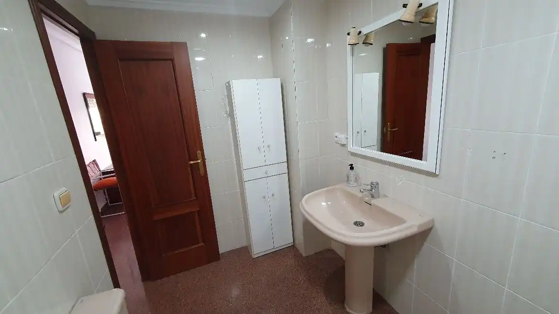 Badezimmer von Wohnung zur Miete in Petrer mit Möbliert, Ofen und Waschmaschine