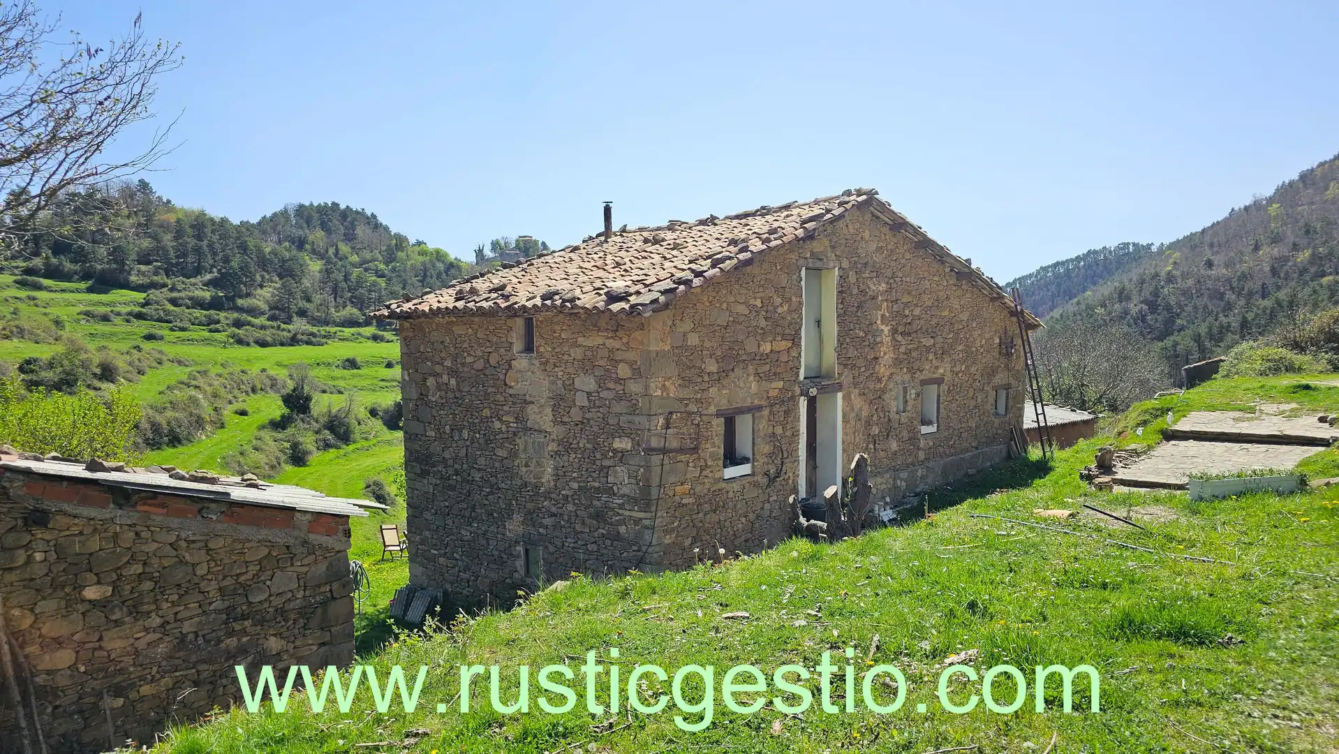 Vista exterior de Finca rústica en venda en Les Llosses amb Jardí privat, Terrassa i Balcó