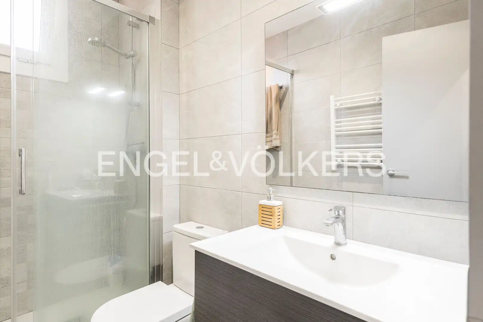 Bathroom of Flat for sale in Barcelona  with Air Conditioner, Heating and Balcony