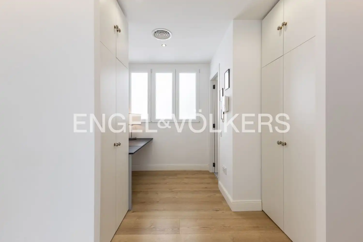 Flat for sale in Valencia  with Air Conditioner, Heating and Balcony