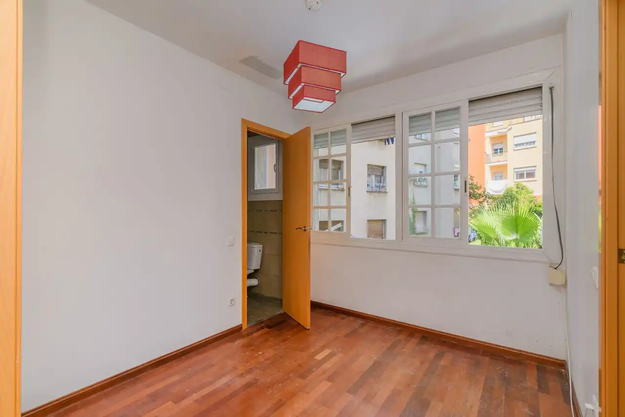 Dormitori de Pis en venda en Barcelona amb Parquet, Terrassa i Traster