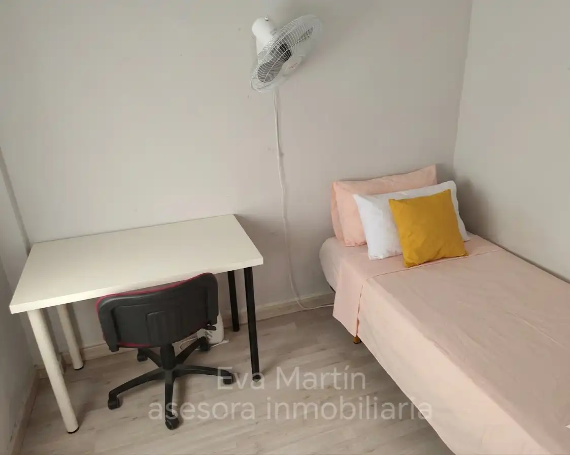 Dormitori de Pis de lloguer en Sevilla amb Aire condicionat, Moblat i Forn
