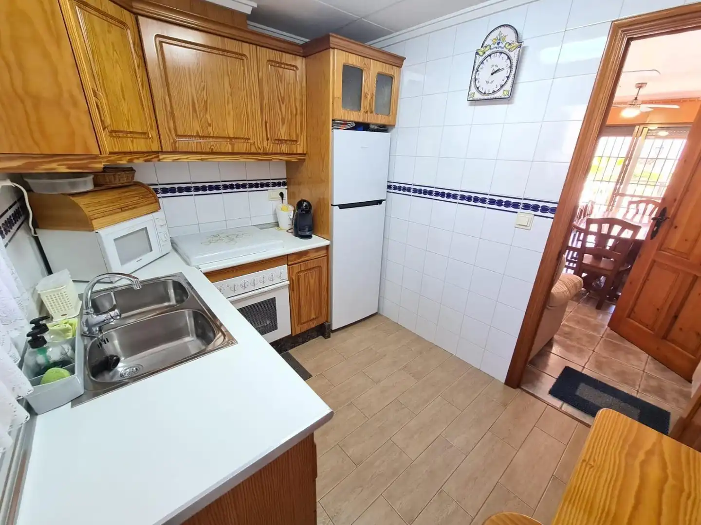 Cuina de Apartament de lloguer en Guardamar del Segura amb Aire condicionat, Terrassa i Moblat