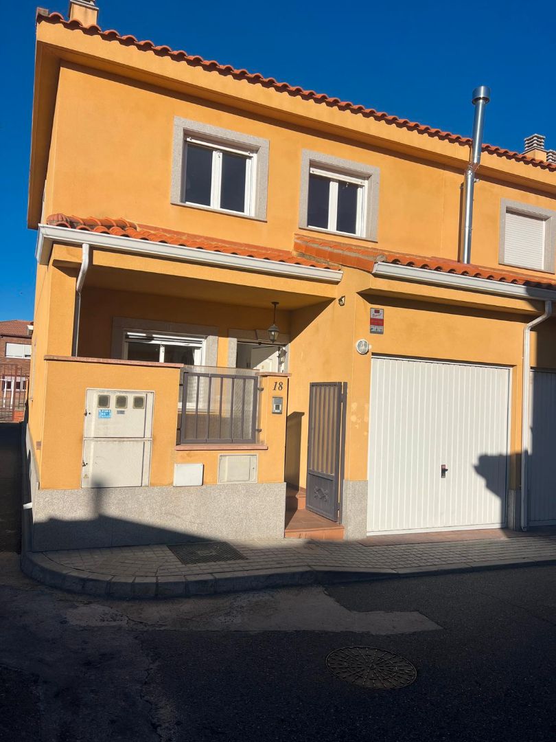 Exterior view of Single-family semi-detached for sale in San Pedro del Arroyo  with Heating, Private garden and Furnished