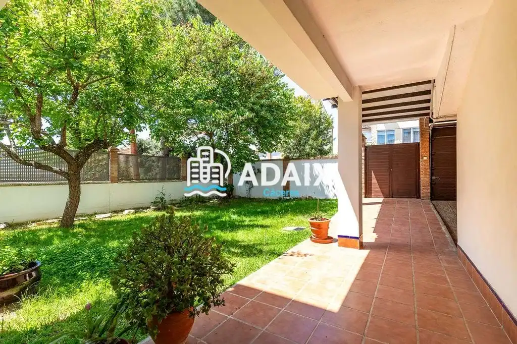 Jardí de Casa o xalet en venda en Cáceres amb Aire condicionat, Calefacció i Terrassa