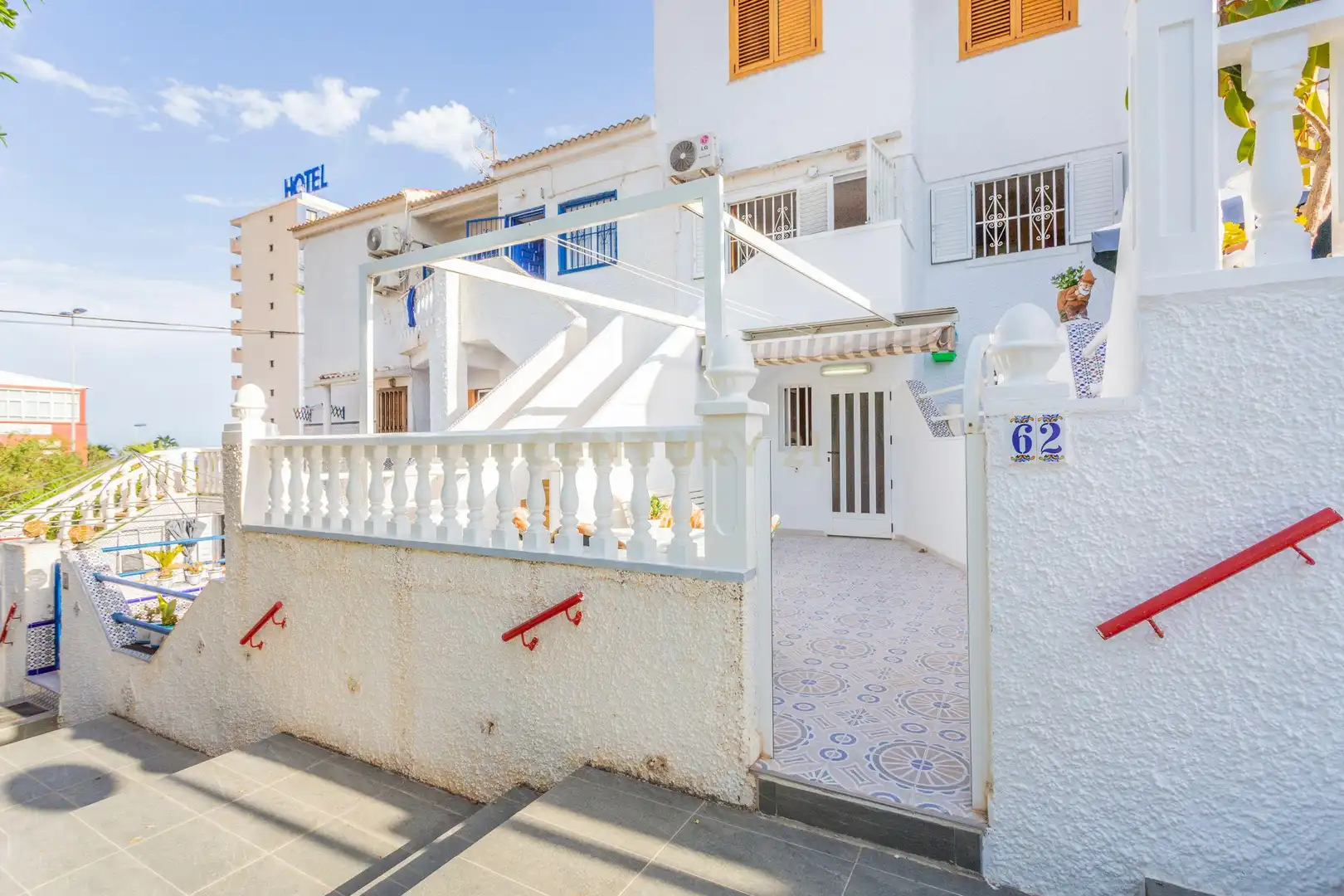Vista exterior de Casa adosada en venta en Torrevieja con Aire acondicionado y Trastero