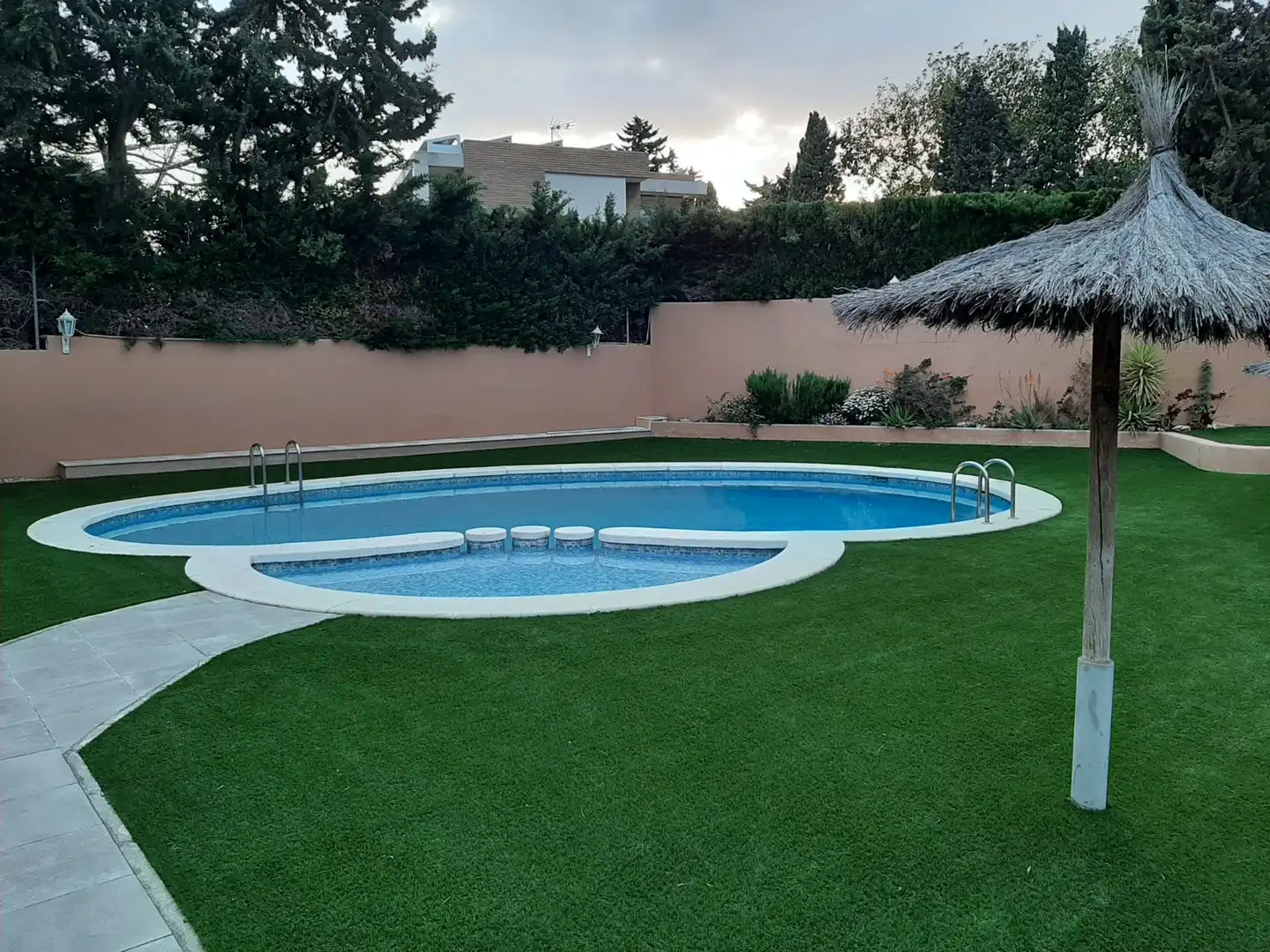 Piscina de Casa adosada de alquiler en Alicante / Alacant con Aire acondicionado, Jardín privado y Parquet