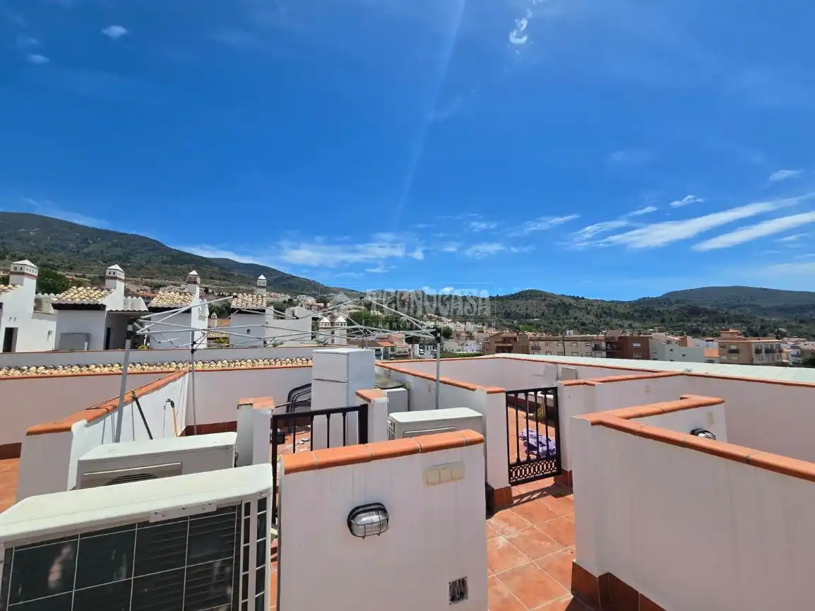 Vista exterior de Piso en venta en Vélez de Benaudalla con Aire acondicionado, Terraza y Piscina comunitaria