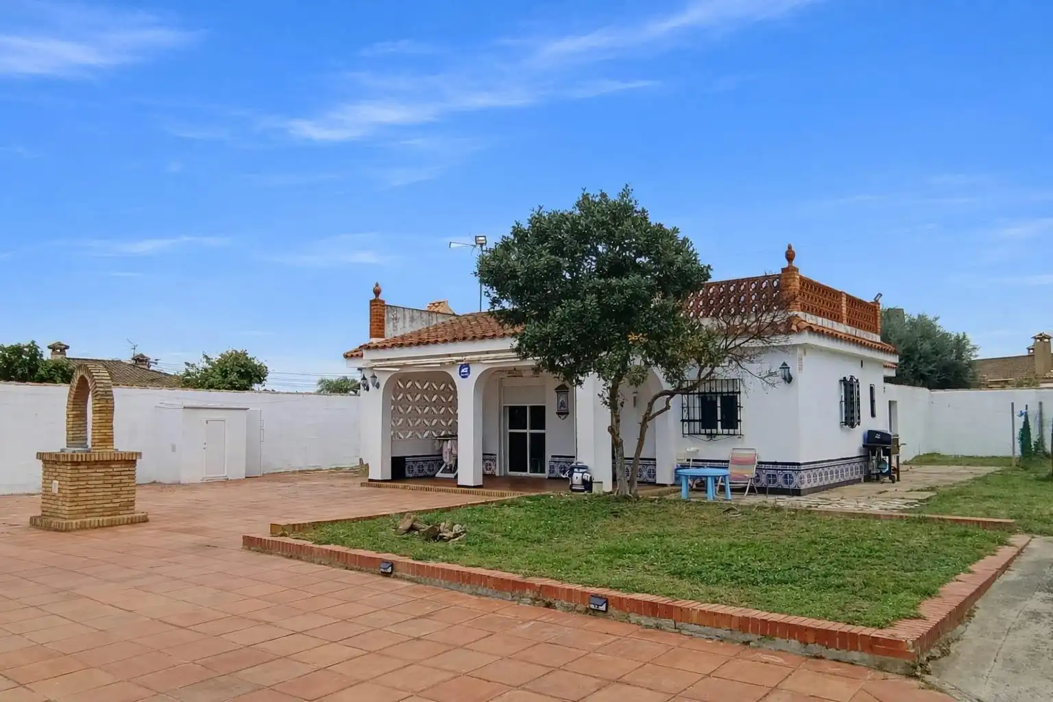 Vista exterior de Casa o chalet en venta en Chiclana de la Frontera con Aire acondicionado, Jardín privado y Trastero