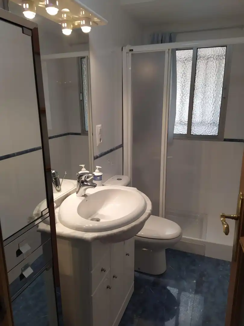 Baño de Piso para compartir en Granada